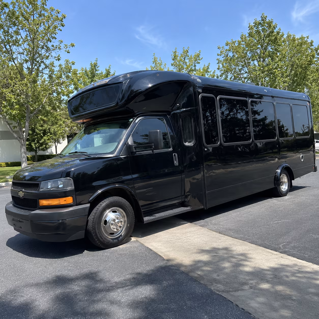 middletown 15 passenger party bus