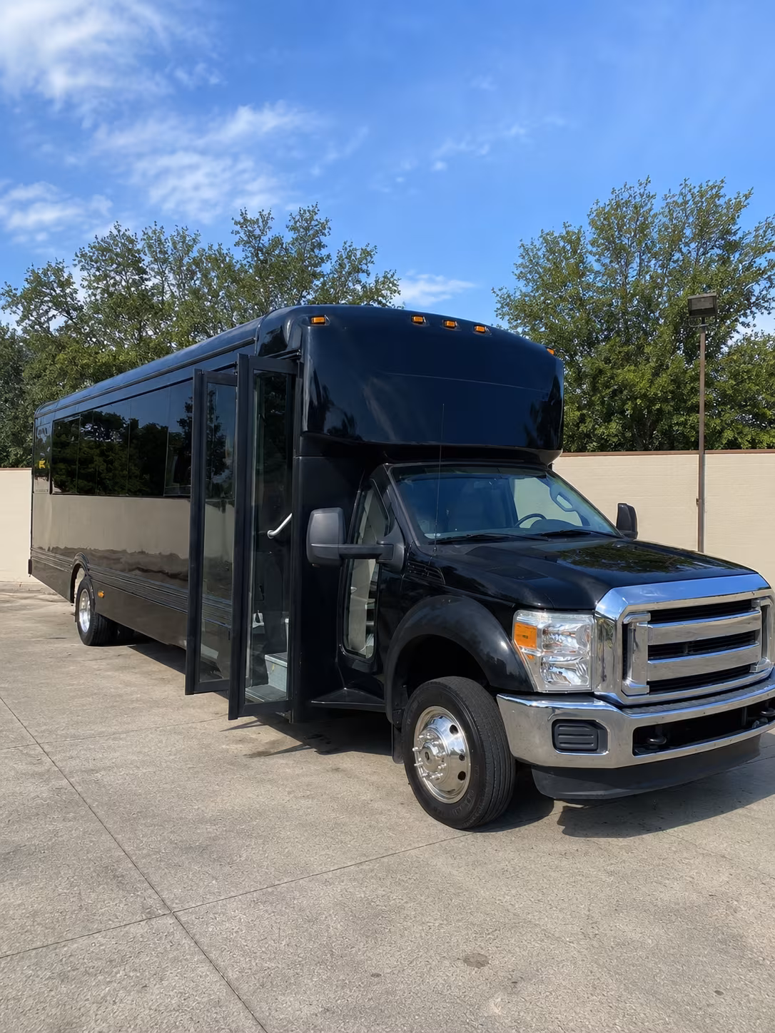 middletown 20 passenger party bus
