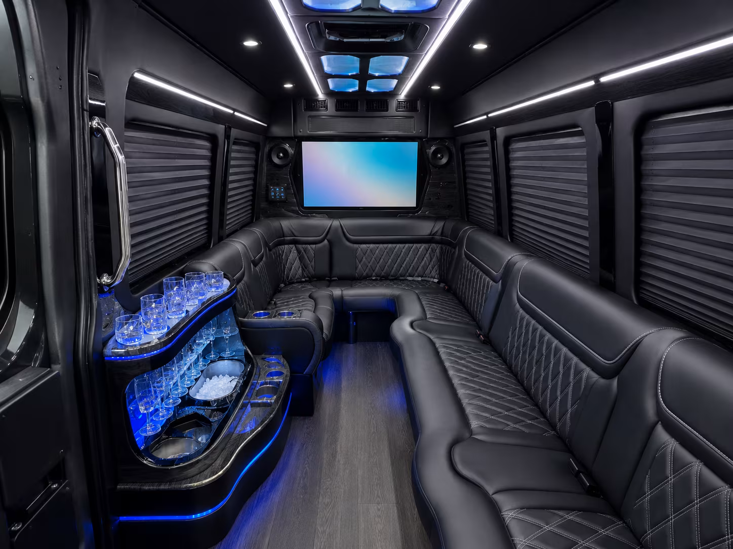 middletown 28 passenger party bus